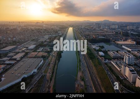 Vista aerea del fiume Pinheiros e Marginal Pinheiros Highway al tramonto - Sao Paulo, Brasile Foto Stock