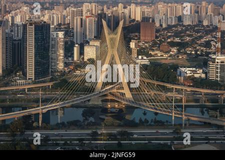 Veduta aerea del Ponte di Octavio Frias de Oliveira (Ponte Estaiada) sul Fiume Pinheiros - Sao Paulo, Brasile Foto Stock