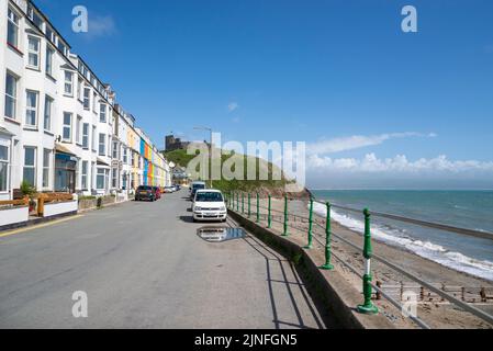 Criccieth castello e terrazza marina sulla costa del Galles del Nord. Una popolare destinazione turistica. Foto Stock