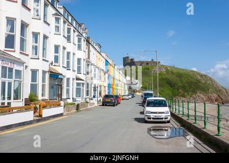 Criccieth castello e terrazza marina sulla costa del Galles del Nord. Una popolare destinazione turistica. Foto Stock