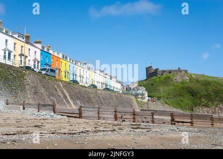 Criccieth castello e terrazza marina visto dalla spiaggia sulla costa di Gwynedd, Galles del Nord. Foto Stock