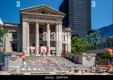 Vancouver, British Columbia - 23 luglio 2022: Simboli lasciati alla Vancouver Art Gallery in memoria dei bambini morti in una scuola residenziale. Foto Stock