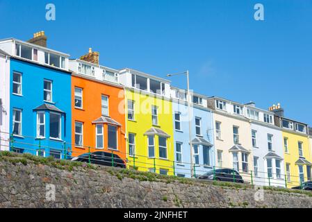 Case colorate sul Marine Terrace a Criccieth, una città di mare sulla costa del Galles del Nord. Foto Stock