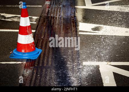 2022-08-11 15:01:44:19 DORDRECHT - il ponte della città Zwijndrecht è preventivamente raffreddato da Rijkswaterstaat in connessione con il calore persistente. Nei prossimi giorni, i Paesi Bassi saranno gravati da un'ondata di caldo con temperature tropicali superiori a 30 gradi. ANP RAMON VAN FLYMEN olanda fuori - belgio fuori Foto Stock