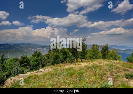 Vertice di Sant Benet, nella regione delle Guilleries in estate (la Selva, Catalogna, Spagna) ESP: Cumbre de Sant Benet, en la Región de las Guilleries Foto Stock