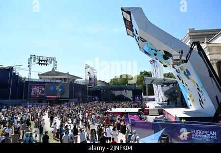 Monaco, Germania. 11th ago, 2022. Campionati europei, Campionato europeo, arrampicata, bouldering, uomini, Qualifica, Königsplatz. Spettatori che guardano la competizione di bouldering. Credit: Angelika Warmuth/dpa/Alamy Live News Foto Stock