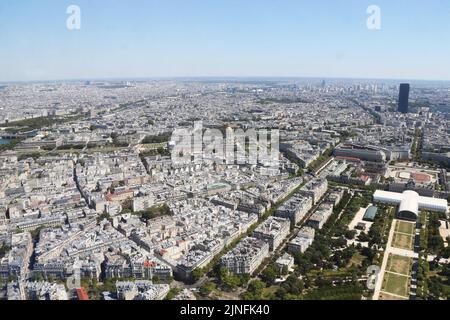 Vista generale dei famosi monumenti parigini dalla cima della Torre Eiffel a Parigi, in Francia, il 9 agosto 2022. Foto di Charles Guerin/ABACAPRESS.COM Foto Stock