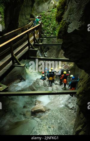 Un gruppo di persone che si canyoning nella gola di Seisenkergklamm a Weissbach bei Lofer in Austria Foto Stock