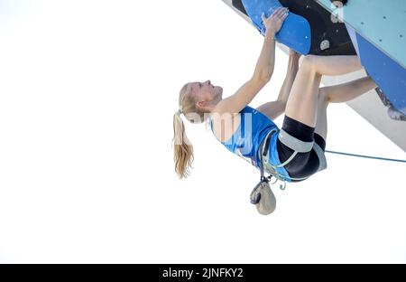 MUNCHEN - Lynn van der Meer in azione durante la prima giornata del Campionato Multi-europeo durante la guida (o la guida) di una parte dello sport climbing (f). La città tedesca di Monaco ospiterà nel 2022 un campionato europeo combinato di vari sport. ANP ROBIN VAN LONKHUIJSEN Foto Stock