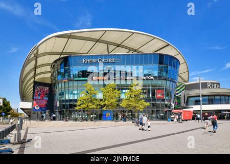 Ludwigshafen, Germania - Agosto 2022: Grande centro commerciale chiamato 'Rhein Galerie' Foto Stock