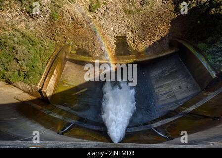 Riserva di Susqueda, nella regione delle Guilleries, durante la siccità estiva del 2022 (la Selva, Girona, Catalogna, Spagna) ESP: Embalse de Susqueda Foto Stock