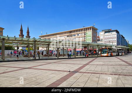 Ludwigshafen, Germania - 2022 agosto: Piazza della città chiamata 'Berliner Platz' con i mezzi pubblici autobus e la stazione del tram Foto Stock