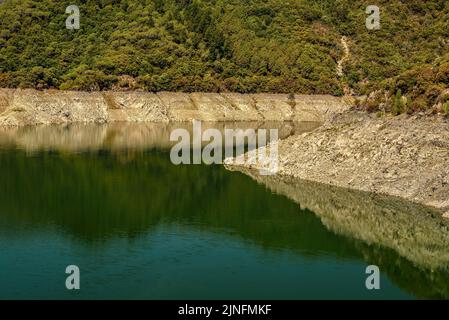 Riserva di Susqueda, nella regione delle Guilleries, durante la siccità estiva del 2022 (la Selva, Girona, Catalogna, Spagna) ESP: Embalse de Susqueda Foto Stock