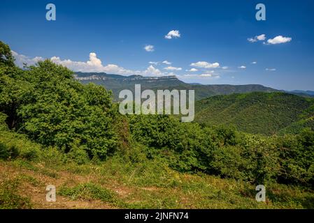 Vista verso la scogliera di El far, nella regione di Collsacabra, visto dal santuario di El Coll, nelle montagne Guilleries Girona, Catalogna, Spagna Foto Stock