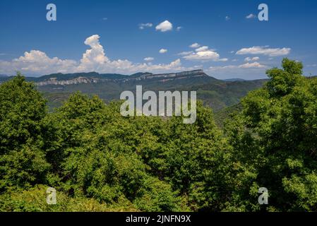 Vista verso la scogliera di El far, nella regione di Collsacabra, visto dal santuario di El Coll, nelle montagne Guilleries Girona, Catalogna, Spagna Foto Stock