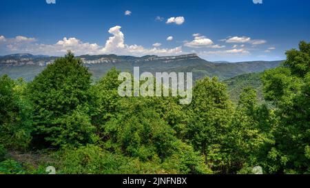 ITA: Vista verso la scogliera di El far, nella regione di Collsacabra, vista dal santuario di El Coll, nei monti Guilleries (la Selva, Girona, Foto Stock