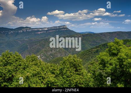 ITA: Vista verso la scogliera di El far, nella regione di Collsacabra, vista dal santuario di El Coll, nei monti Guilleries (la Selva, Girona, Foto Stock