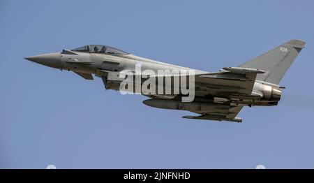 RAF Typhoon con partenza dal Royal International Air Tattoo Foto Stock