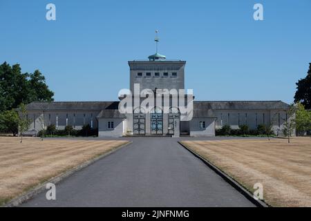 Erba appaiata al monumento all aeronautica militare di Englefield