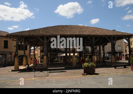 La piazza del mercato nel villaggio Perigord Noir di Belvès. I mercati si svolgono ogni sabato. Insolitamente ci sono vecchie abitazioni sotto il mercato. Foto Stock