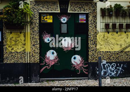 Un primo piano di una porta d'ingresso d'arte dei graffiti sulle strade di Lisbona, Portogallo Foto Stock