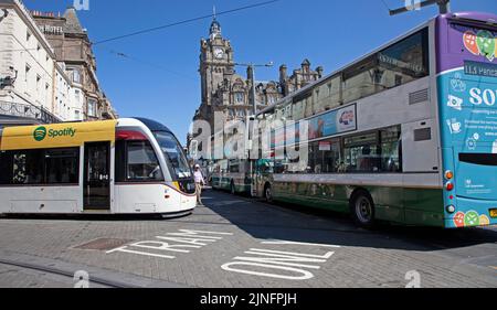 Centro città, Edimburgo, Scozia, Regno Unito. 11th agosto 2022. EdFringe 6th° giorno sul Royal Mile, sempre affollato dalla folla di persone in cerca di intrattenimento. Tempo 27 gradi centigradi aveva persone che cercavano di rabboccare le bottiglie d'acqua e di trovare ombra nei giardini del ciy. Foto: Troppi autobus in Princes Street che ostruiscono la linea del tram da St Andrews Square a Princes Street. Credit: Arch White/alamy live news. Foto Stock