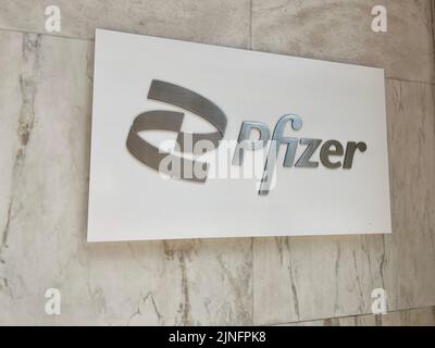 Cartello Pfizer sulla sede centrale di Pfizer sulla East 42nd Street a Manhattan, New York City. Foto Stock