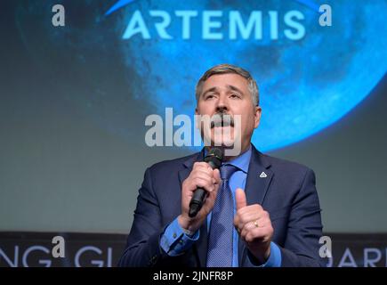 Mike Sarafin, responsabile della missione della NASA Artemis i, parla durante un briefing della NASA sulla missione Artemis i Moon presso l'edificio della sede centrale della NASA di Mary W. Jackson, 3 agosto 2022 a Washington, D.C. la missione della NASA Artemis i è il primo test integrato dei sistemi di esplorazione dello spazio profondo: La navicella spaziale Orion, il razzo Space Launch System e i sistemi di supporto a terra. Foto Stock