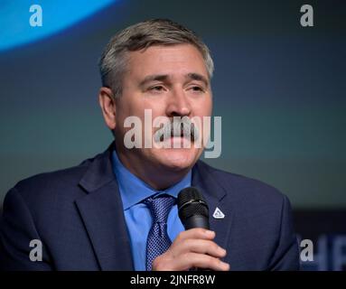 Mike Sarafin, responsabile della missione della NASA Artemis i, parla durante un briefing della NASA sulla missione Artemis i Moon presso l'edificio della sede centrale della NASA di Mary W. Jackson, 3 agosto 2022 a Washington, D.C. la missione della NASA Artemis i è il primo test integrato dei sistemi di esplorazione dello spazio profondo: La navicella spaziale Orion, il razzo Space Launch System e i sistemi di supporto a terra. Foto Stock