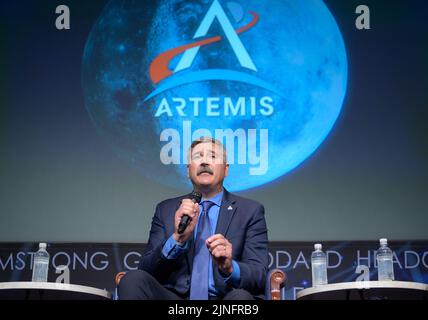 Mike Sarafin, responsabile della missione della NASA Artemis i, parla durante un briefing della NASA sulla missione Artemis i Moon presso l'edificio della sede centrale della NASA di Mary W. Jackson, 3 agosto 2022 a Washington, D.C. la missione della NASA Artemis i è il primo test integrato dei sistemi di esplorazione dello spazio profondo: La navicella spaziale Orion, il razzo Space Launch System e i sistemi di supporto a terra. Foto Stock