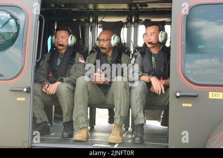 Base aerea di Sembawang, Singapore. 10th ago, 2022. Il Capo di Stato maggiore dell'aeronautica statunitense, il generale CQ Brown, Jr., al centro, siede con gli ufficiali dell'aeronautica di Singapore Lt Gen Melvyn ONG, a sinistra, e Maj Gen Kelvin Khong, a bordo di un elicottero Chinook alla base aerea di Sembawang, il 10 agosto 2022 a Singapore. Credit: US Air Force Photo/USAF/Alamy Live News Foto Stock