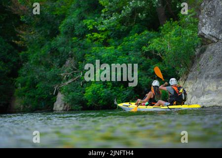 Coppia anziana e bella è kayak insieme nel lago foresta Foto Stock