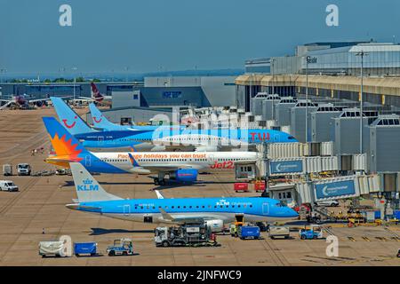 Terminal 2 all'Aeroporto di Manchester con nuova estensione, Ringway, Greater Manchester, Inghilterra. Regno Unito nel 2022. Foto Stock