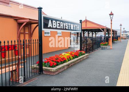 ABERYSTWYTH, GALLES, Regno Unito - 06 LUGLIO 2022: Cartello della stazione ferroviaria di Aberystwyth sul binario Foto Stock