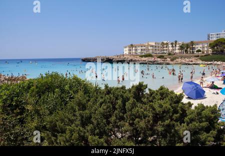 Minorca, Spagna: Cala en Bosch spiaggia minorca . Cami de Cavalls. Bellissima spiaggia di minorca con un piccolo hotel sullo sfondo, sabbia bianca e acqua turchese Foto Stock