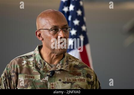 Il capo di stato maggiore dell'aeronautica degli Stati Uniti, il generale CQ Brown, Jr., parla con gli Airmen durante una riunione durante una sosta presso la base dell'aeronautica di Travis, il 4 agosto 2022 a Fairfield, California. Credit: Planetpix/Alamy Live News Foto Stock