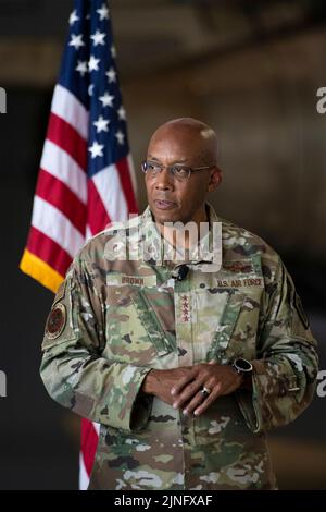 Il capo di stato maggiore dell'aeronautica degli Stati Uniti, il generale CQ Brown, Jr., parla con gli Airmen durante una riunione durante una sosta presso la base dell'aeronautica di Travis, il 4 agosto 2022 a Fairfield, California. Credit: Planetpix/Alamy Live News Foto Stock