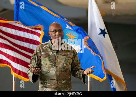 Il capo di stato maggiore dell'aeronautica degli Stati Uniti, il generale CQ Brown, Jr., parla con gli Airmen durante una riunione durante una sosta presso la base dell'aeronautica di Travis, il 4 agosto 2022 a Fairfield, California. Credit: Planetpix/Alamy Live News Foto Stock