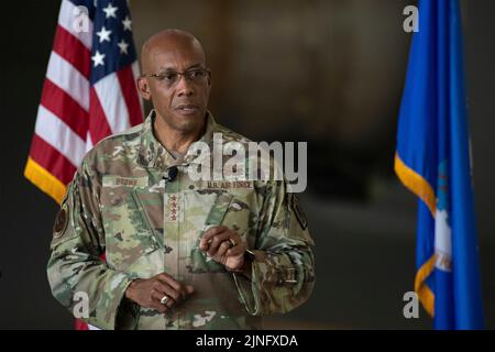 Il capo di stato maggiore dell'aeronautica degli Stati Uniti, il generale CQ Brown, Jr., parla con gli Airmen durante una riunione durante una sosta presso la base dell'aeronautica di Travis, il 4 agosto 2022 a Fairfield, California. Credit: Planetpix/Alamy Live News Foto Stock