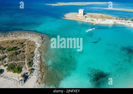 Veduta aerea di porto cesareo e dell'isola del cuore. Puglia, italia Foto Stock