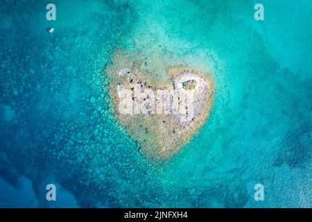 Veduta aerea di porto cesareo e dell'isola del cuore. Puglia, italia Foto Stock