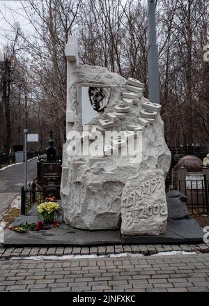 27 novembre 2021, Mosca, Russia. Monumento alla tomba dell'attore Alexander Abdulov al cimitero di Vagankovsky a Mosca. Foto Stock