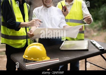 Costruzione Engineers discussione con gli architetti in costruzione o il sito di costruzione Foto Stock