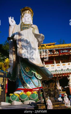 Repulse Bay, statua di Hong Kong di Guan Yin Bodhisattva fuori dal Tempio di Tin Hau Foto Stock