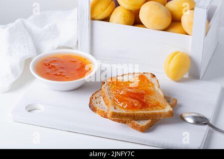 Pane tostato con marmellata di albicocche e frutta fresca Foto Stock