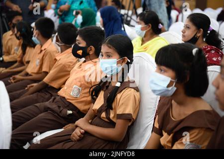 Dhaka, Bangladesh. 11th ago, 2022. I bambini vengono visti al Bangabandhu International Conference Center prima di ricevere la loro dose di vaccinazione Covid-19 a Dhaka. Il Bangladesh ha iniziato a somministrare vaccini contro il coronavirus agli studenti di età compresa tra 5-11 e 20 anni. (Foto di Piyas Biswas/SOPA Images/Sipa USA) Credit: Sipa USA/Alamy Live News Foto Stock