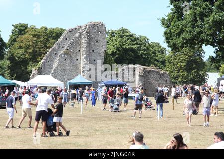 Rovine della chiesa abbaziale di Beaulieu sullo sfondo del weekend Supercar al National Motor Museum di Beaulieu, Southampton, Hampshire, Inghilterra, Regno Unito, Agosto 2022 Foto Stock