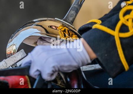 Londra, Regno Unito. 11th ago, 2022. Kings Troop Royal Horse Artillery montare la guardia a Horse Guards guardato, come al solito da una folla di turisti - cavalieri e cavalli rimangono calmi nonostante il caldo. La seconda breve ondata di caldo dell'anno rende la vita a Londra centrale un po' scomoda. Credit: Guy Bell/Alamy Live News Foto Stock