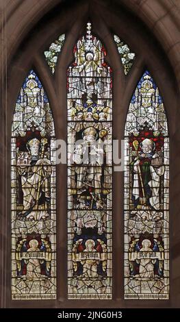 Vetrate di Percy Bacon & Brothers raffiguranti i Santi inglesi, Oswald, Columba & Ciad; Chiesa di San Oswald, Ashbourne, Derbyshire Foto Stock