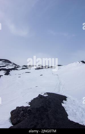 Splendida vista dall'alto dei crateri del vulcano Etna nella città di Catania, Sicilia isola Sicilia, Italia Europa Foto Stock